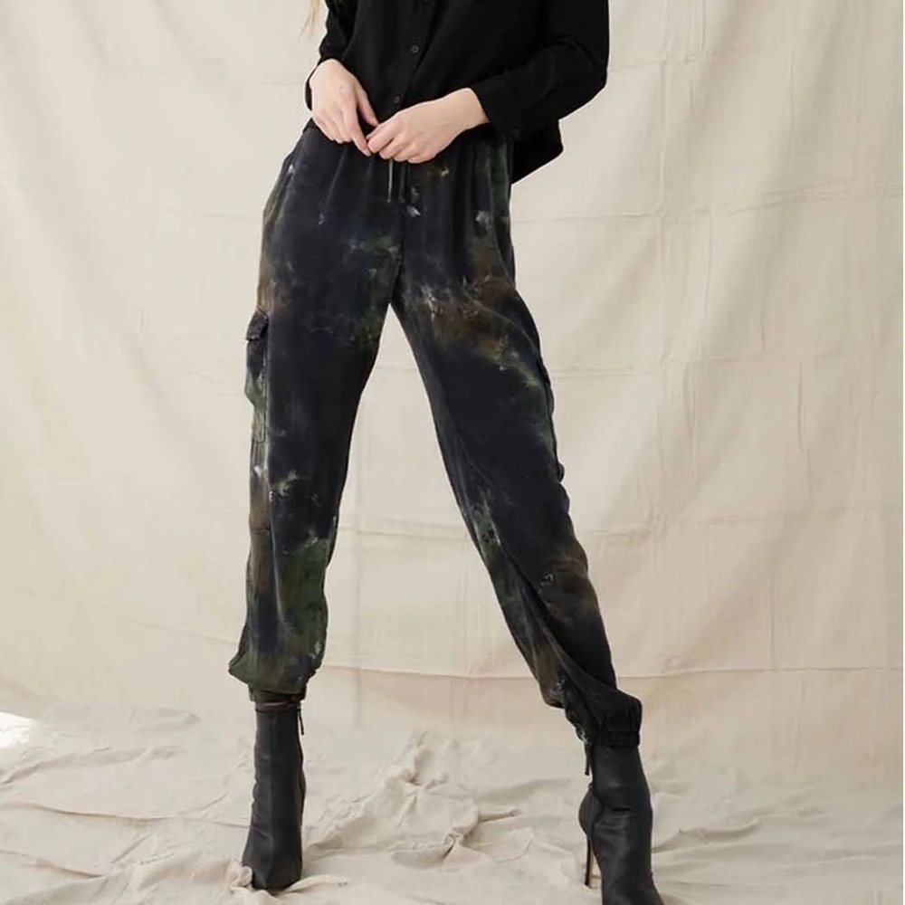 Bella Dahl | Pleat Front Cargo Jogger‎ in Camo Dye Size XS